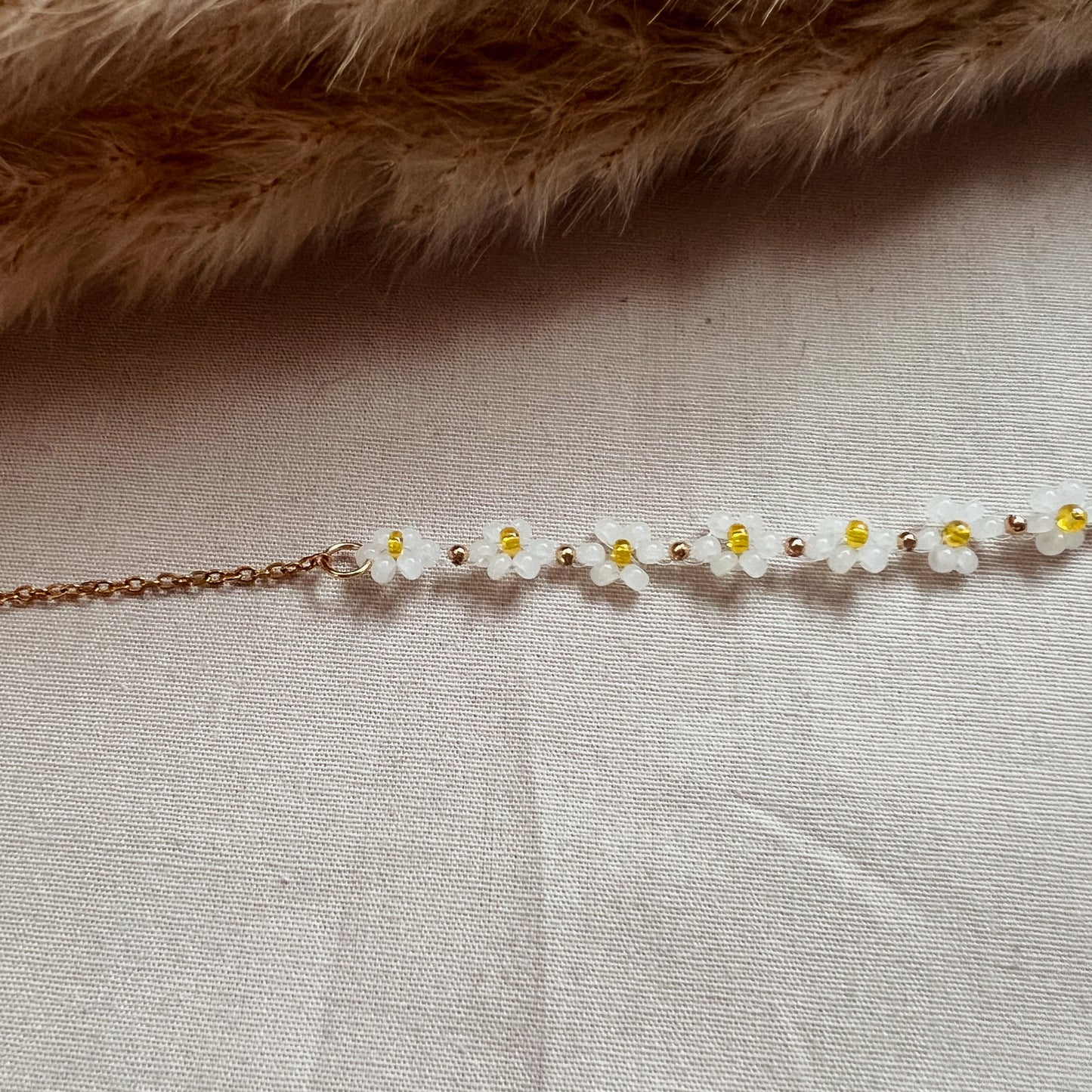 Armband - små gula blommor m guldkedja