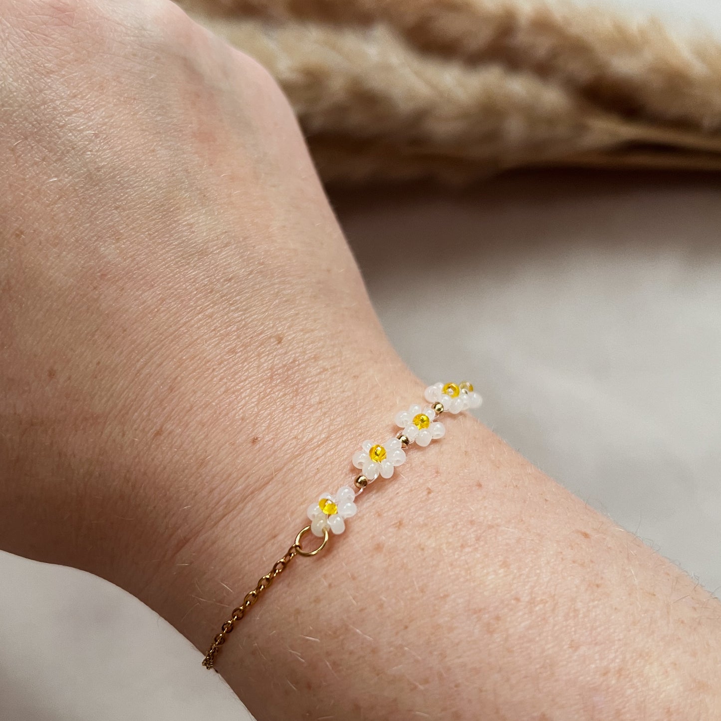 Armband - små gula blommor m guldkedja