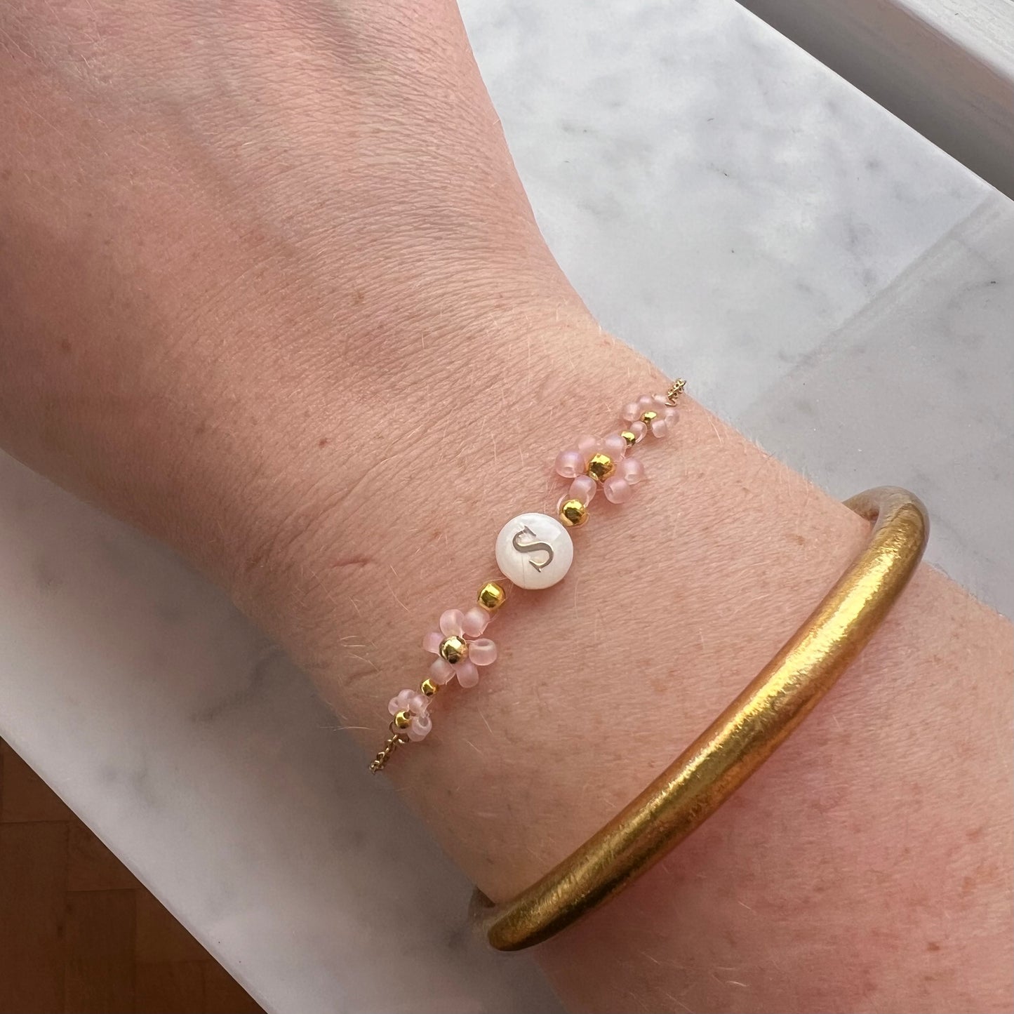 DAISY - Armband med bokstav